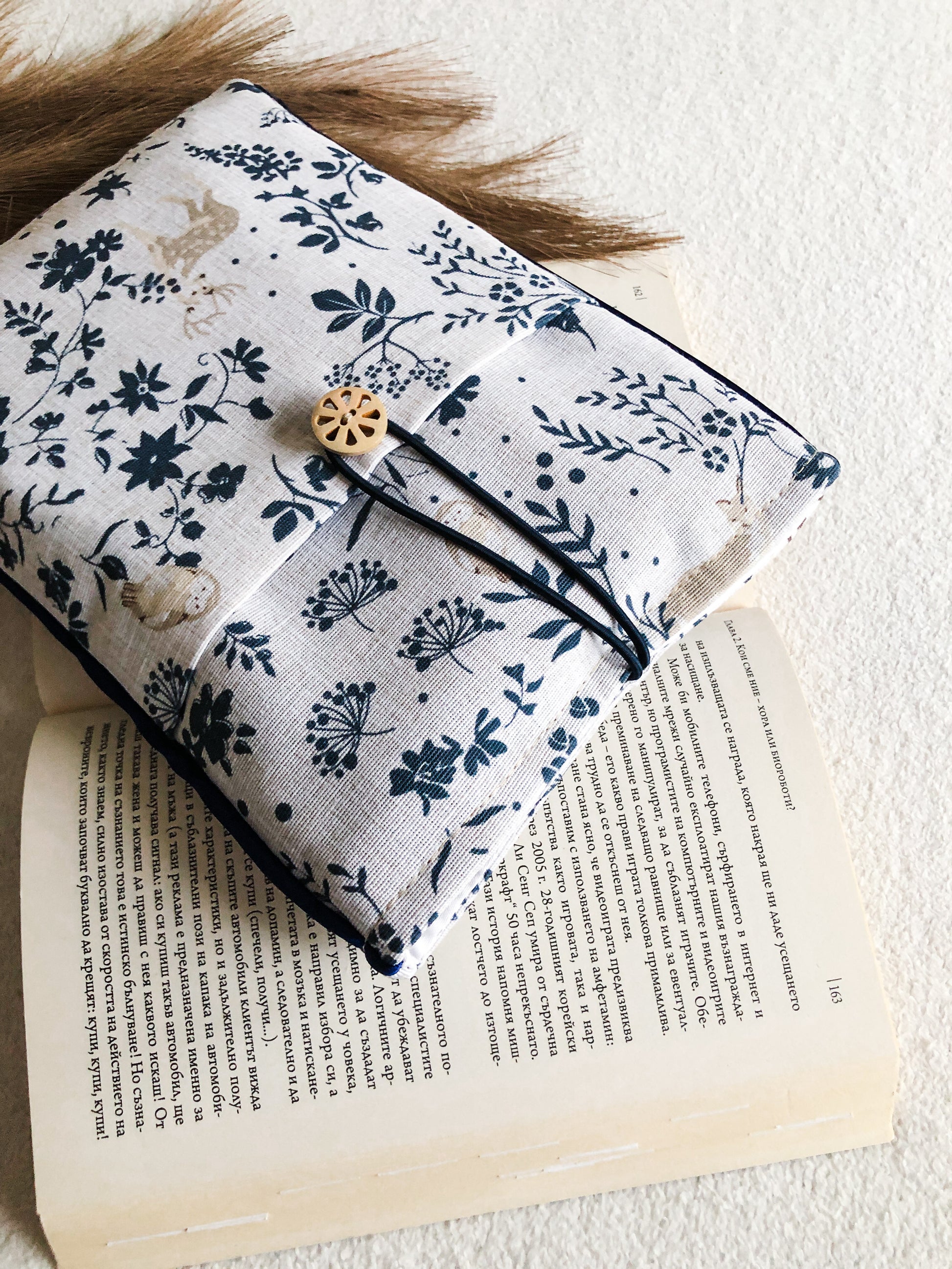 Blue Forest Book Pouch, Detail 