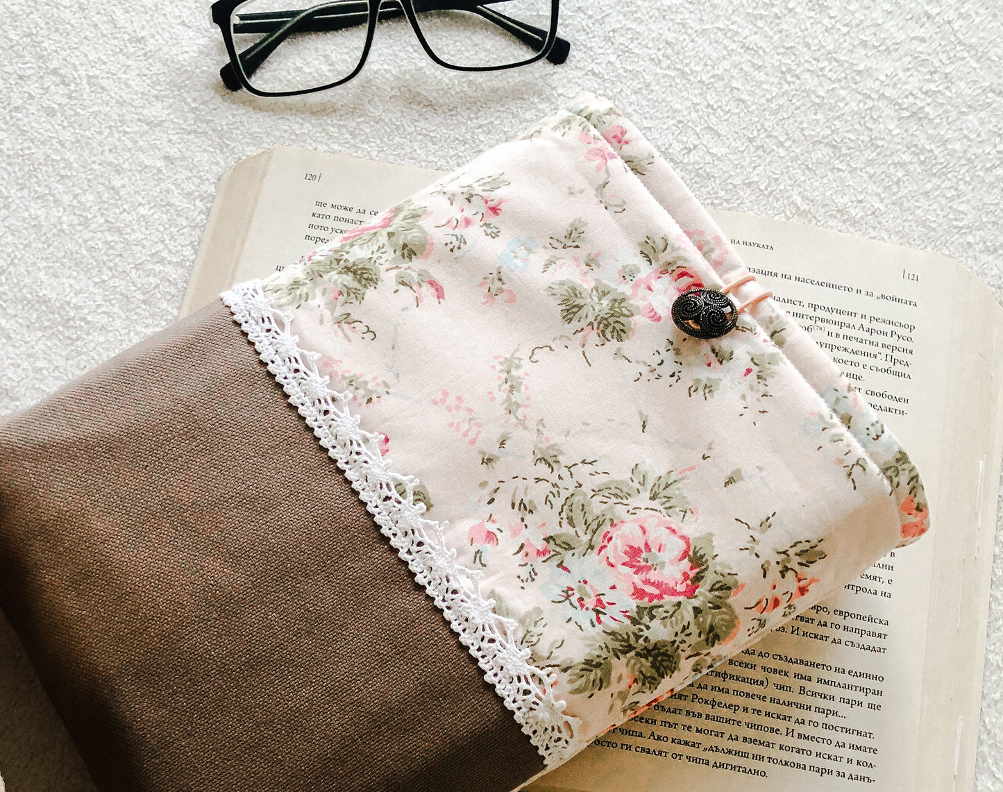 Vintage Florals Book Pouch, Detail 