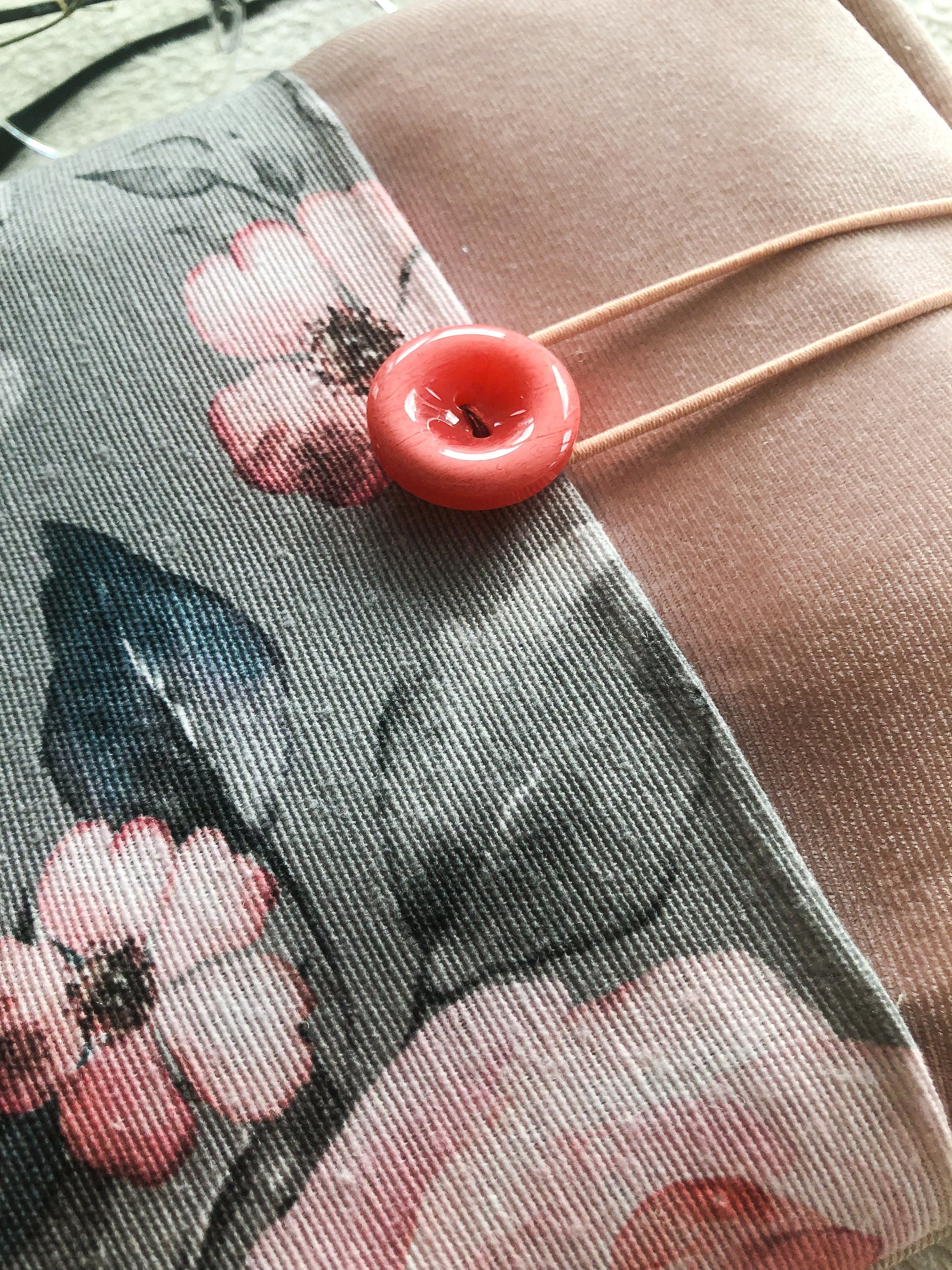 Floral Pink Velvet Book Pouch, Detail